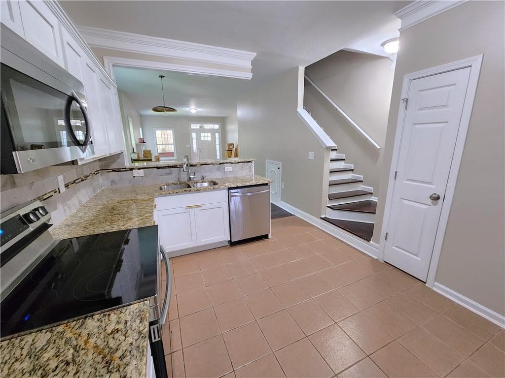 4 bedroom, 3 bathroom, 1,822 sq ft single family residence for sale at 620 Joseph E Lowery Boulevard, Atlanta, GA 30318 — photo 4