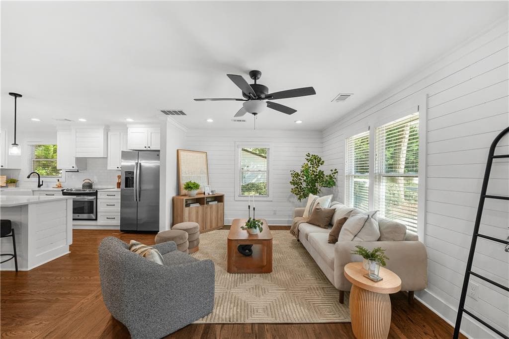 3 bedroom, 2 bathroom, 1,600 sq ft single family residence under contract at 811 Mclinden Avenue, Smyrna, GA 30080 — photo 2