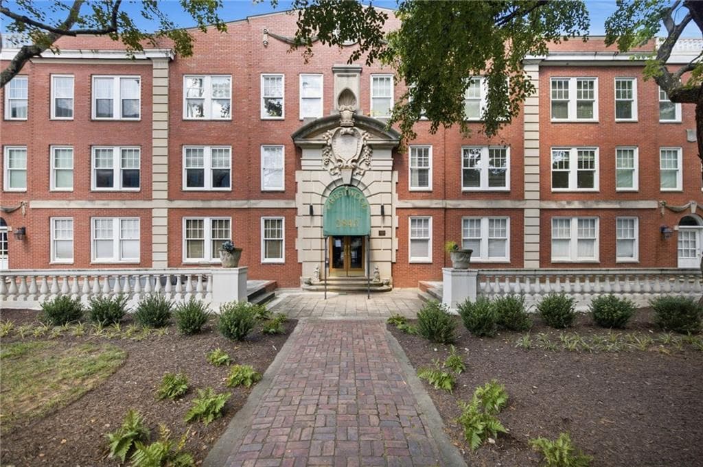 2 bedroom, 3 bathroom, 1,803 sq ft condominium for sale at 2840 Peachtree Road 510, Atlanta, GA 30305 — photo 1 of 30