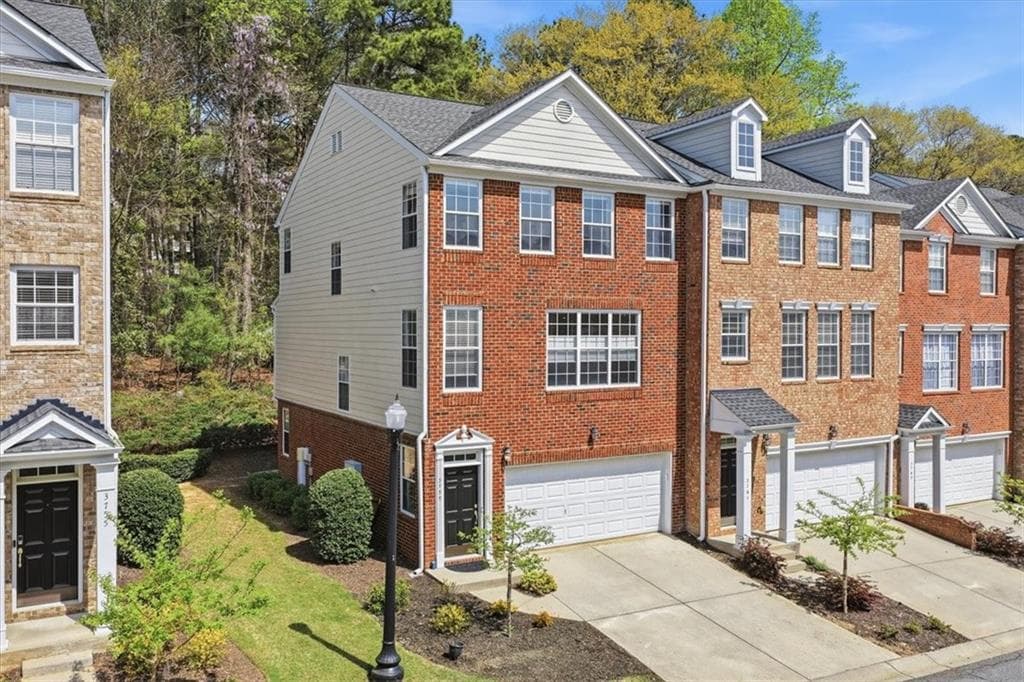 3 bedroom, 4 bathroom, 2,484 sq ft townhouse under contract at 3759 Chattahoochee Summit Drive 3, Atlanta, GA 30339 — photo 2