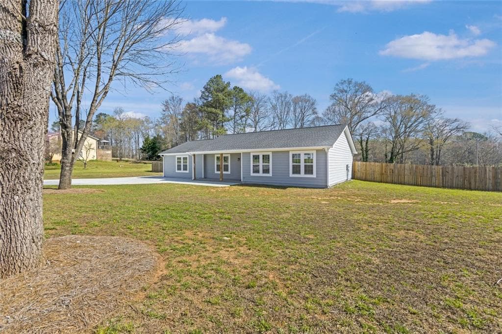 4 bedroom, 2 bathroom, 1,600 sq ft single family residence for sale at 2001 Raymonds Drive, Loganville, GA 30052 — photo 2