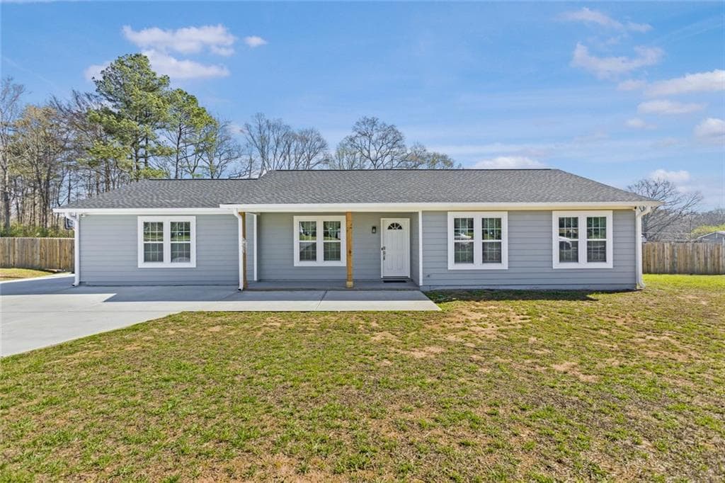 4 bedroom, 2 bathroom, 1,600 sq ft single family residence for sale at 2001 Raymonds Drive, Loganville, GA 30052 — photo 3