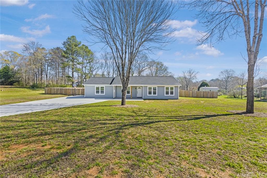 4 bedroom, 2 bathroom, 1,600 sq ft single family residence for sale at 2001 Raymonds Drive, Loganville, GA 30052 — photo 4