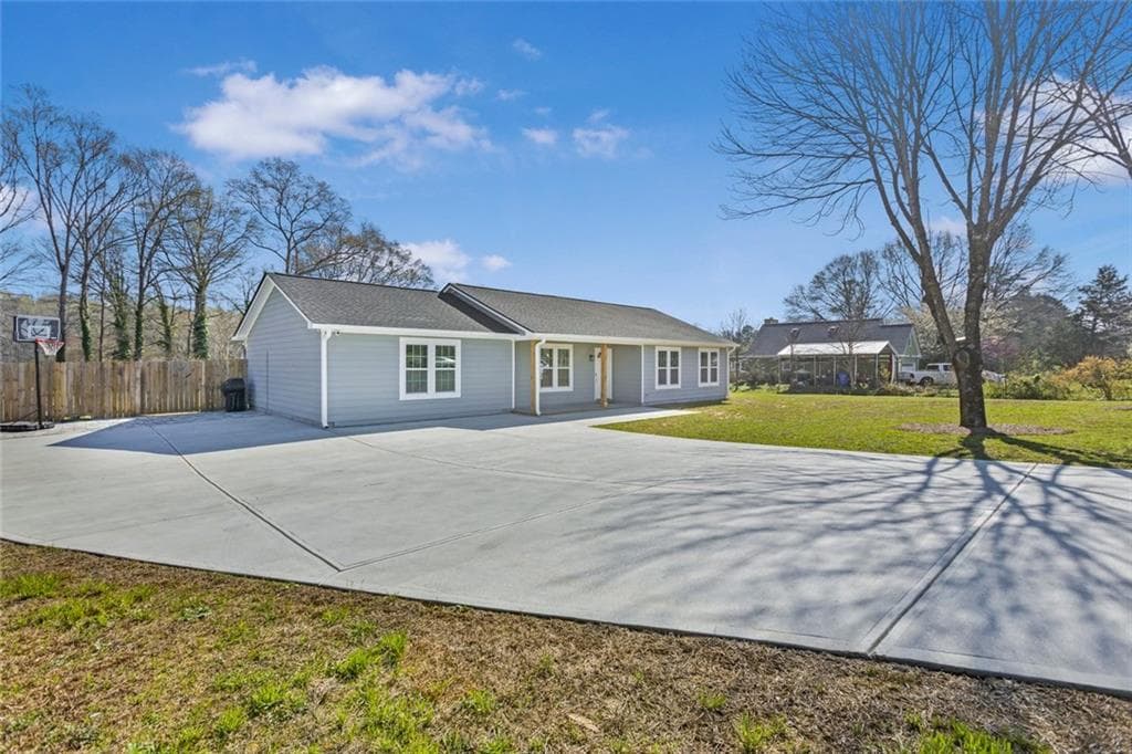 4 bedroom, 2 bathroom, 1,600 sq ft single family residence for sale at 2001 Raymonds Drive, Loganville, GA 30052 — photo 5