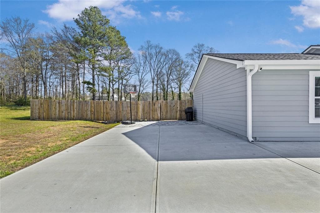 4 bedroom, 2 bathroom, 1,600 sq ft single family residence for sale at 2001 Raymonds Drive, Loganville, GA 30052 — photo 7
