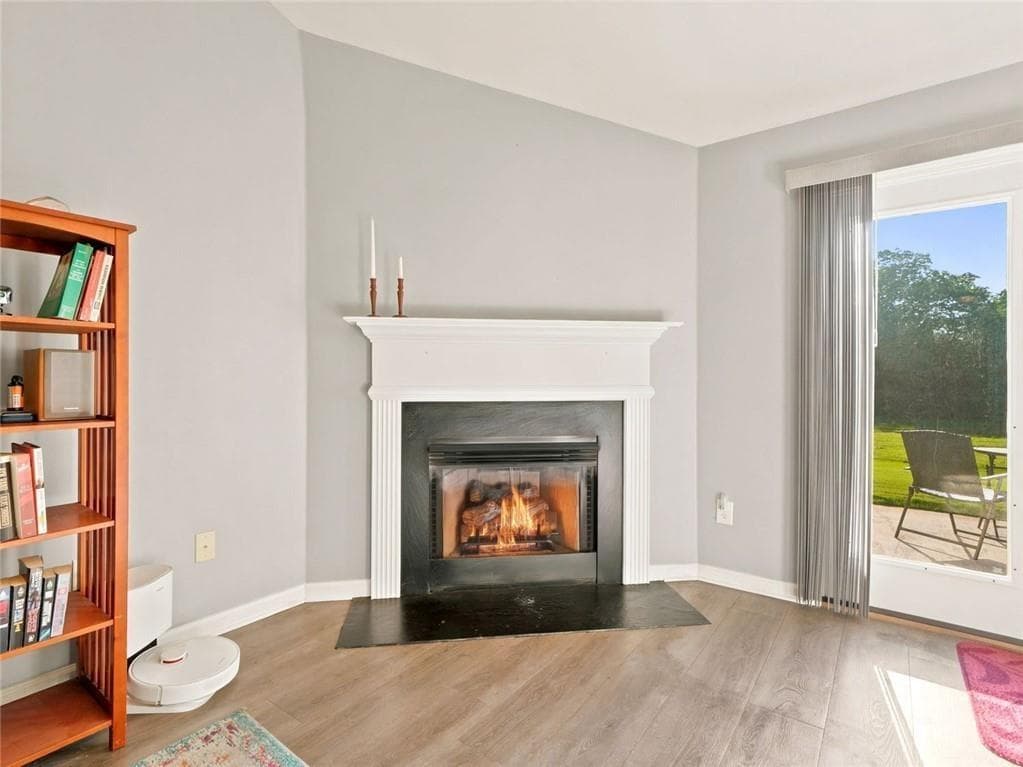 3 bedroom, 2 bathroom, 1,409 sq ft single family residence under contract at 128 Brookstone Drive, Calhoun, GA 30701 — photo 3
