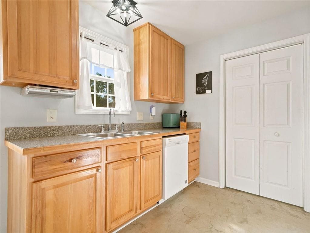 3 bedroom, 2 bathroom, 1,409 sq ft single family residence under contract at 128 Brookstone Drive, Calhoun, GA 30701 — photo 9
