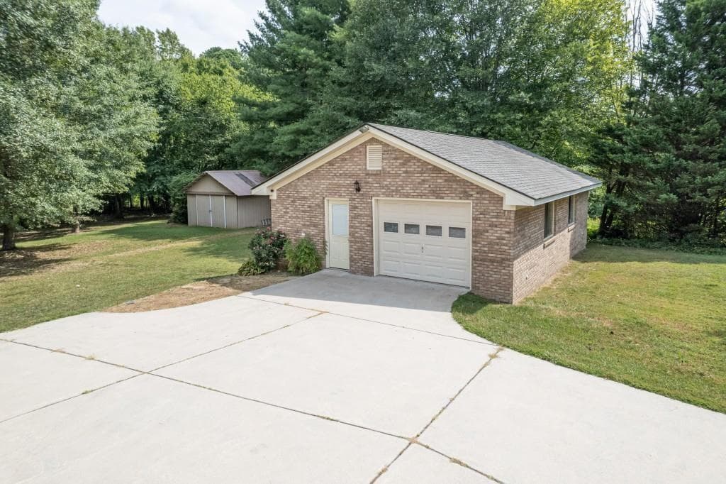 3 bedroom, 3 bathroom, 2,180 sq ft single family residence for sale at 4640 Spot Road, Cumming, GA 30040 — photo 4