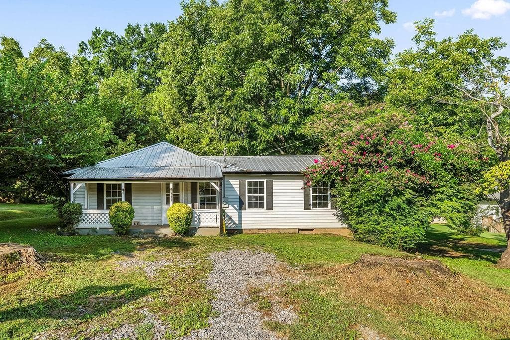 2 bedroom, 1 bathroom, 1,152 sq ft single family residence under contract at 271 South Avenue, Fairmount, GA 30139