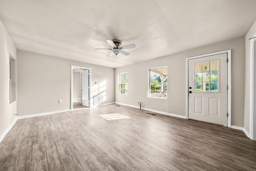 2 bedroom, 1 bathroom, 1,152 sq ft single family residence under contract at 271 South Avenue, Fairmount, GA 30139 — photo 4