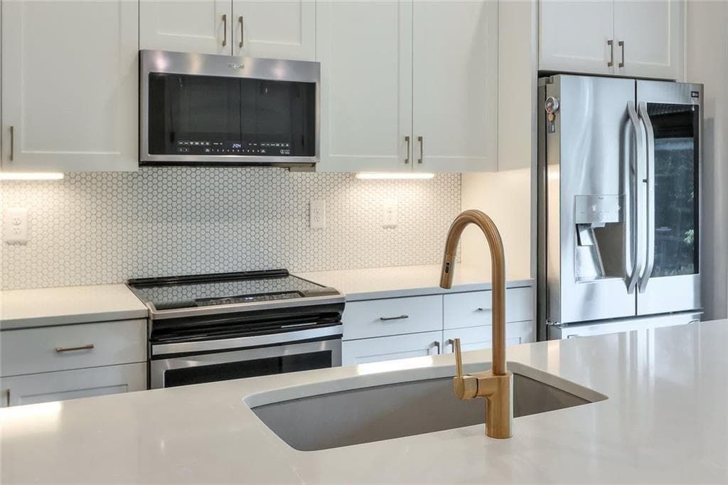 3 bedroom, 3 bathroom, 1,824 sq ft townhouse under contract at 2034 SE Bixby Byway Drive, Atlanta, GA 30317 — photo 10