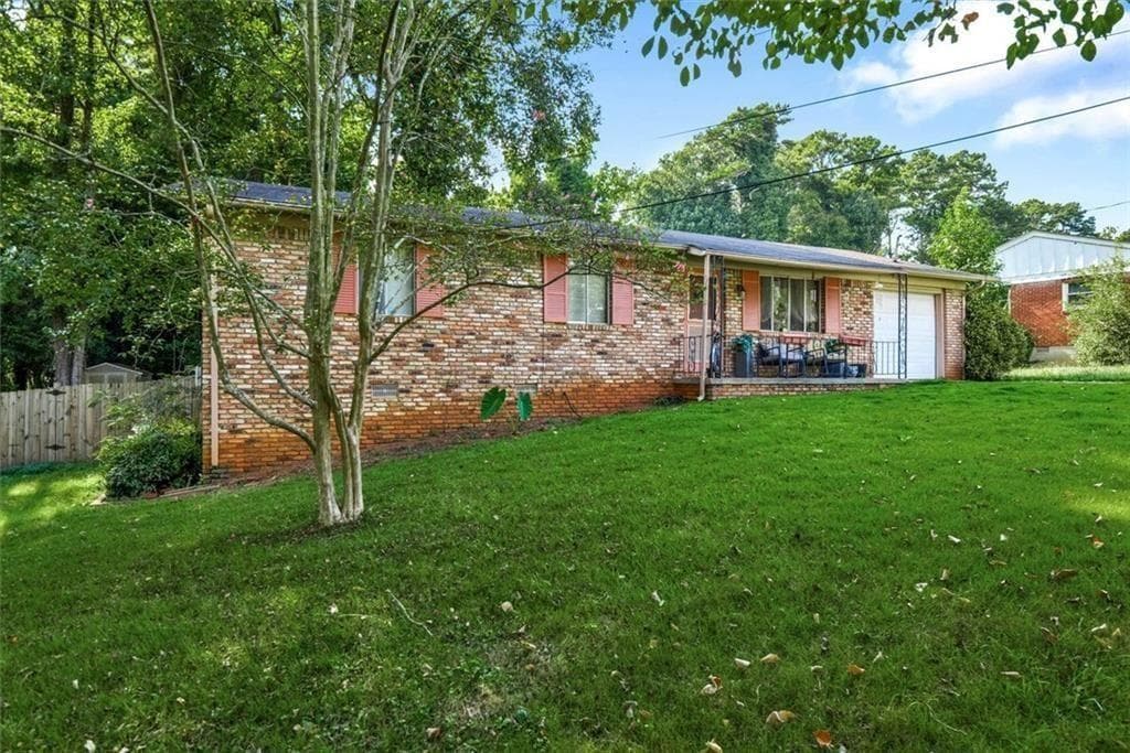 3 bedroom, 2 bathroom, 1,075 sq ft single family residence under contract at 1174 Dantel Court, Stone Mountain, GA 30083 — photo 3