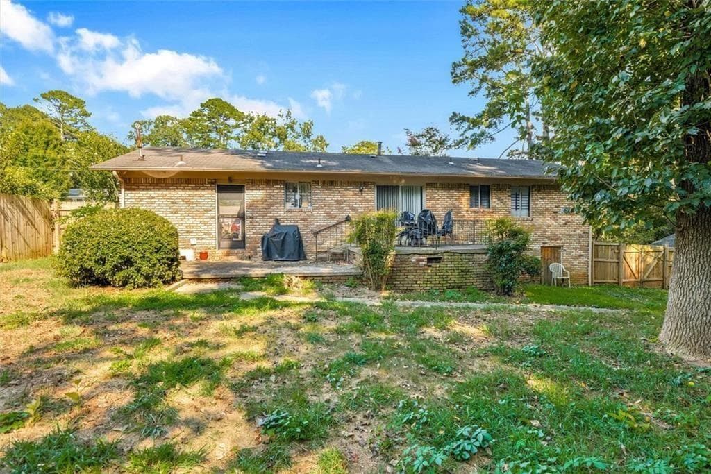 3 bedroom, 2 bathroom, 1,075 sq ft single family residence under contract at 1174 Dantel Court, Stone Mountain, GA 30083 — photo 4