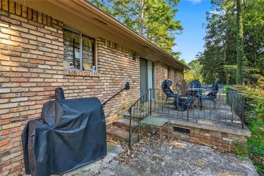 3 bedroom, 2 bathroom, 1,075 sq ft single family residence under contract at 1174 Dantel Court, Stone Mountain, GA 30083 — photo 5
