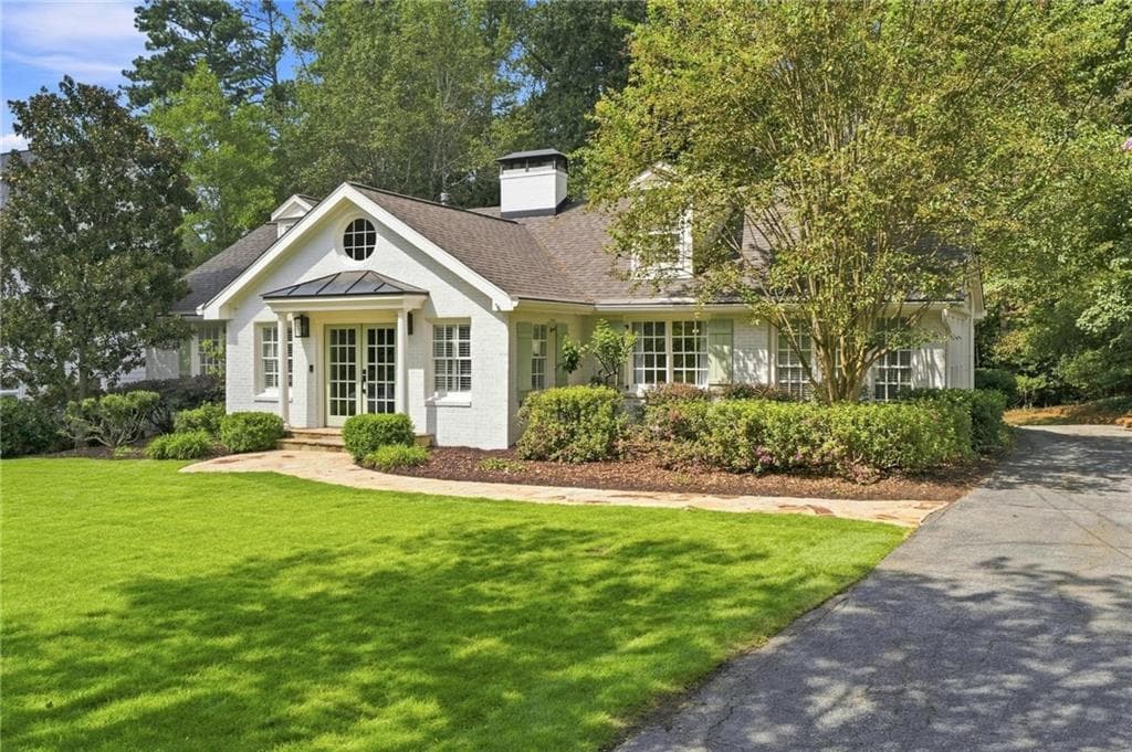 5 bedroom, 5 bathroom, 4,002 sq ft single family residence under contract at 490 Danube Road, Atlanta, GA 30342 — photo 2