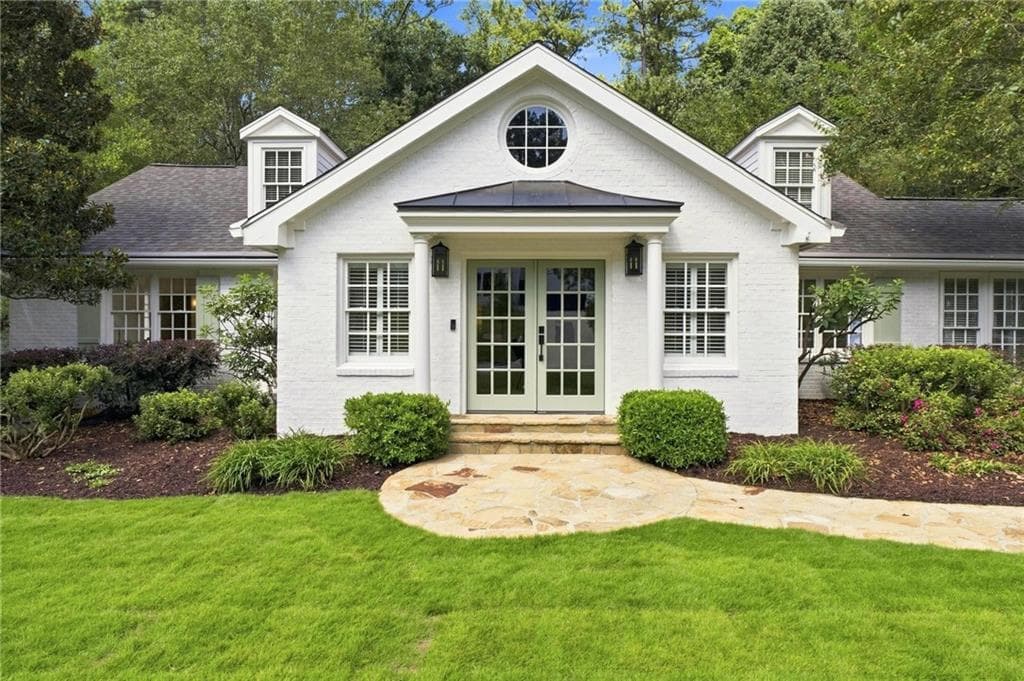 5 bedroom, 5 bathroom, 4,002 sq ft single family residence under contract at 490 Danube Road, Atlanta, GA 30342 — photo 3