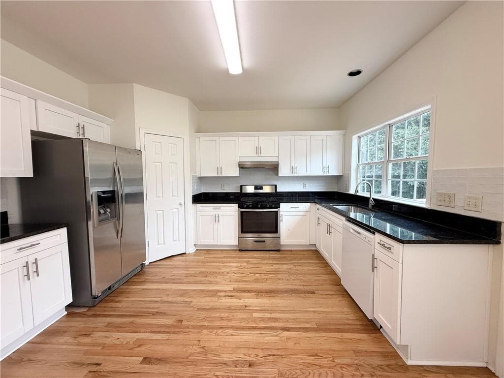 4 bedroom, 3 bathroom, 2,667 sq ft single family residence for sale at 2532 Haddenham Lane, Smyrna, GA 30082 — photo 10