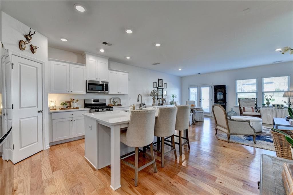 3 bedroom, 3 bathroom, 1,882 sq ft townhouse for sale at 2140 Lanier Harbor Point, Buford, GA 30518 — photo 6