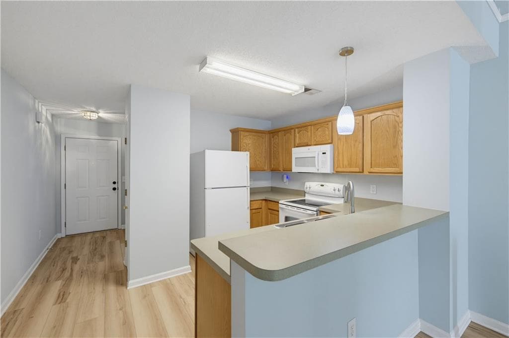 2 bedroom, 2 bathroom, 1,376 sq ft townhouse for sale at 240 Fox Creek Boulevard, Woodstock, GA 30188 — photo 4
