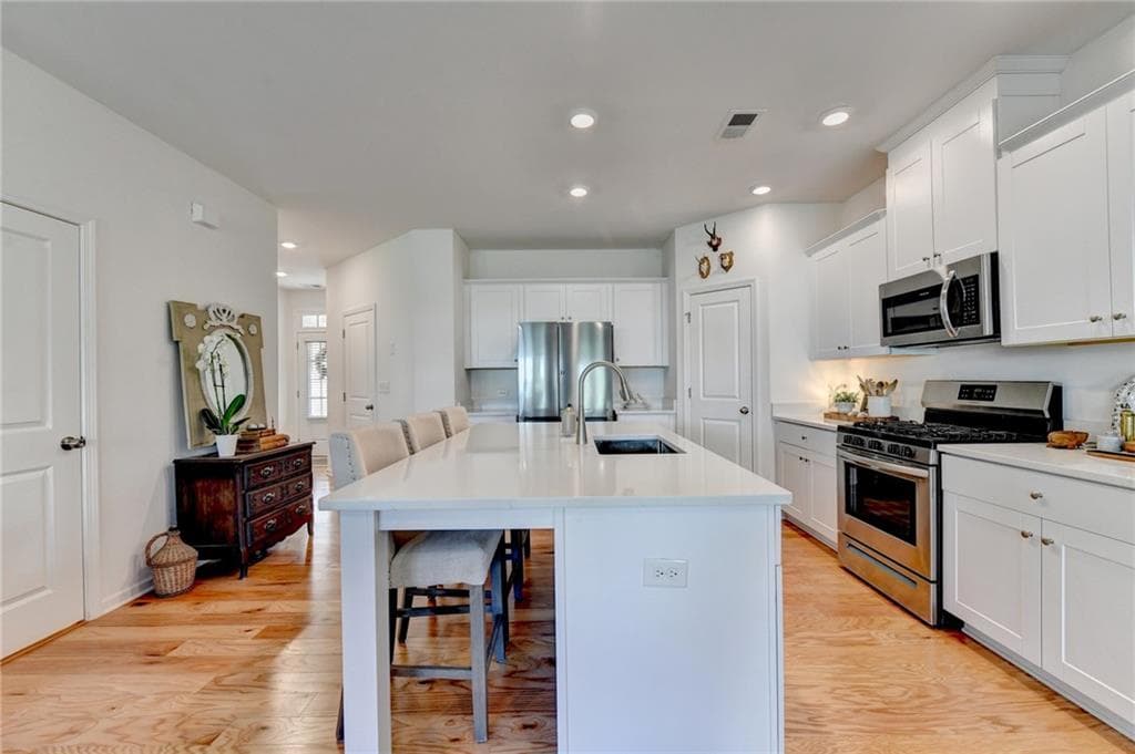 3 bedroom, 3 bathroom, 1,882 sq ft townhouse for sale at 2140 Lanier Harbor Point, Buford, GA 30518 — photo 8