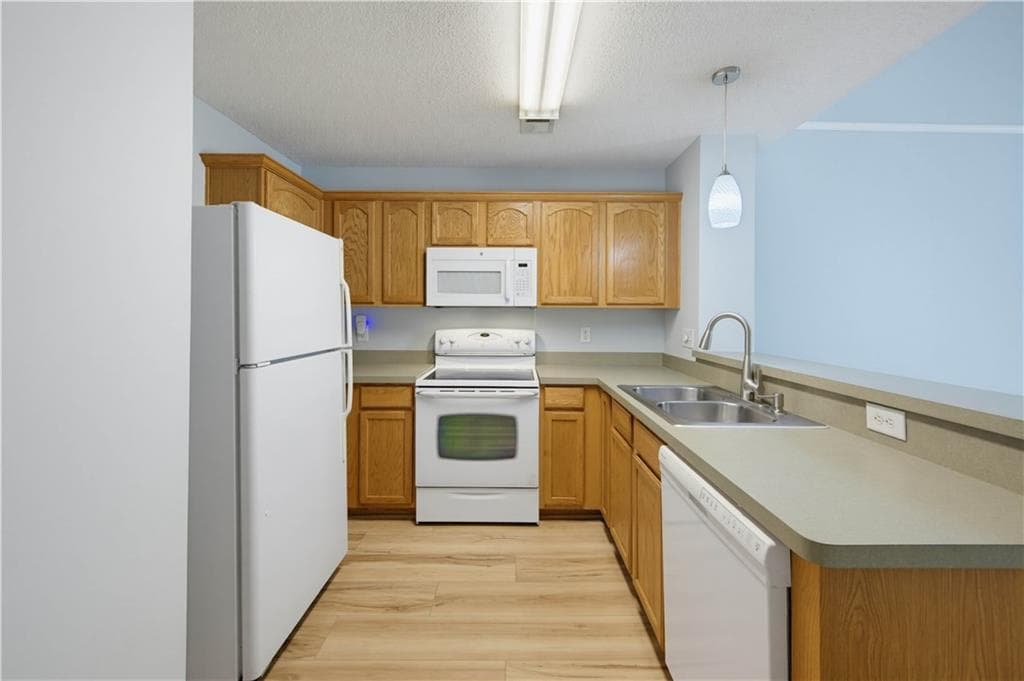 2 bedroom, 2 bathroom, 1,376 sq ft townhouse for sale at 240 Fox Creek Boulevard, Woodstock, GA 30188 — photo 6