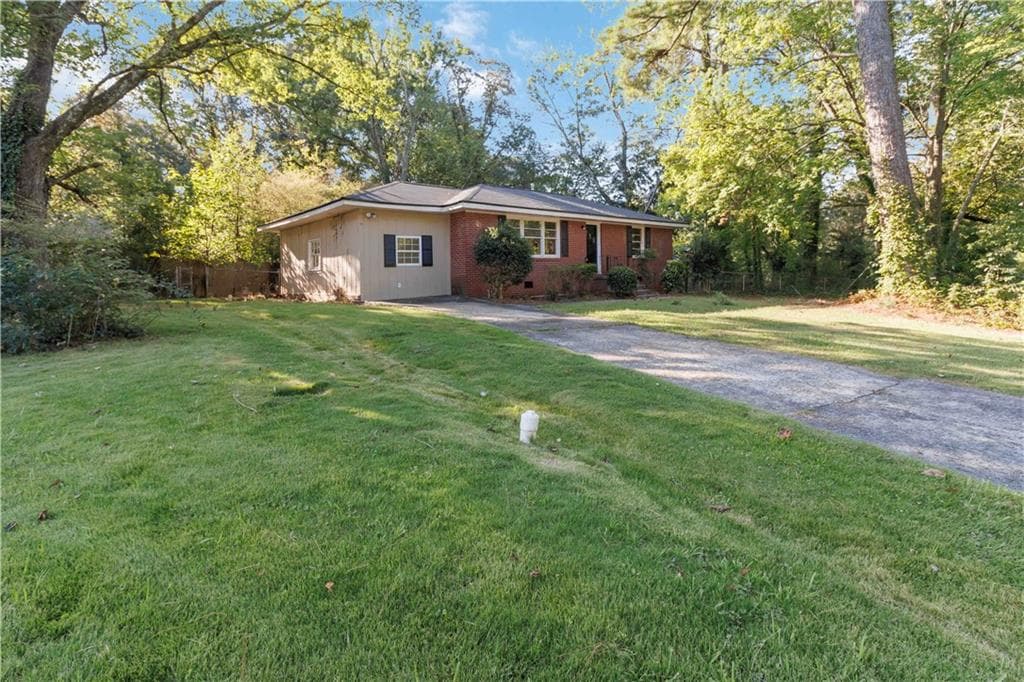 3 bedroom, 2 bathroom, 1,250 sq ft single family residence for sale at 1944 Mayes Drive, Marietta, GA 30067 — photo 2