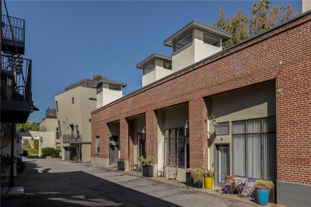 1 bedroom, 2 bathroom, 817 sq ft condominium for sale at 307 Cherokee Avenue 13, Atlanta, GA 30312 — photo 2