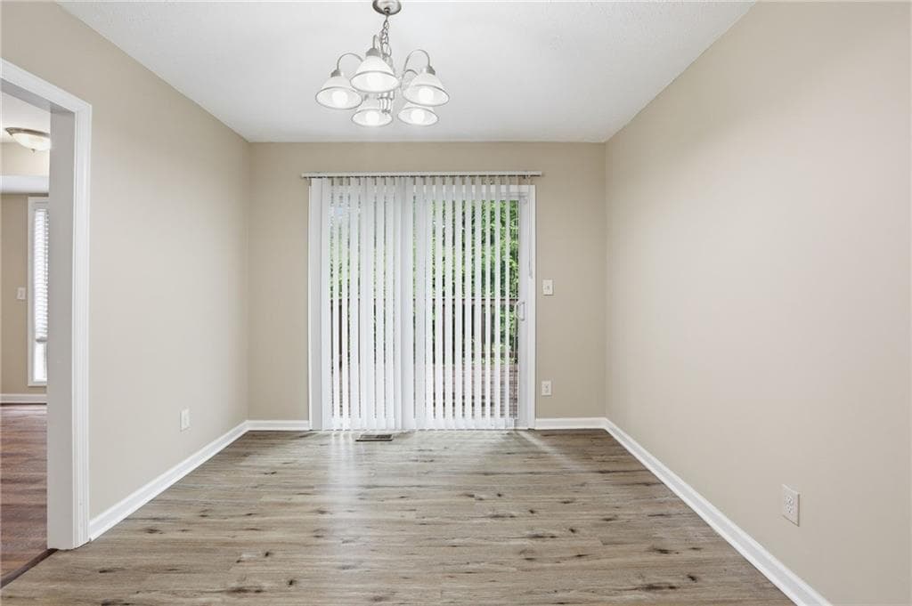 3 bedroom, 2 bathroom, 1,310 sq ft single family residence for sale at 2225 Emerald Castle Drive, Decatur, GA 30035 — photo 7