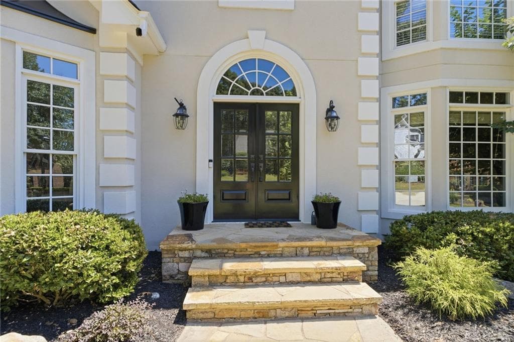 4 bedroom, 4 bathroom, 3,180 sq ft single family residence for sale at 10785 Grenadier Lane, Alpharetta, GA 30022 — photo 2
