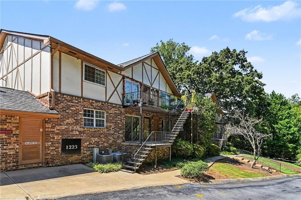 1 bedroom, 1 bathroom, 648 sq ft condominium for sale at 1225 Church Street M, Decatur, GA 30030 — photo 1 of 36