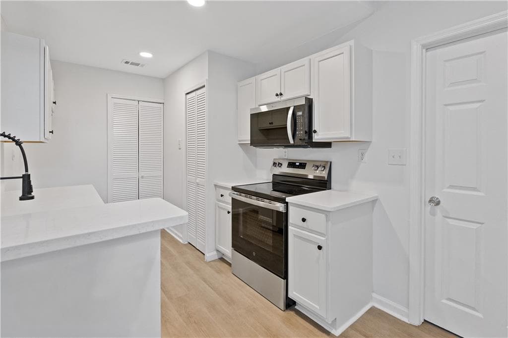 2 bedroom, 2 bathroom, 950 sq ft condominium for sale at 312 Hawkstone Way 312, Alpharetta, GA 30022 — photo 4