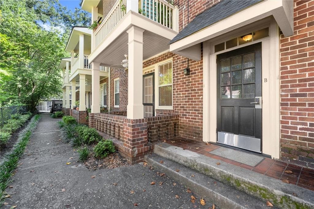1 bedroom, 1 bathroom, 578 sq ft condominium for sale at 1048 Euclid Avenue B2, Atlanta, GA 30307 — photo 1 of 26