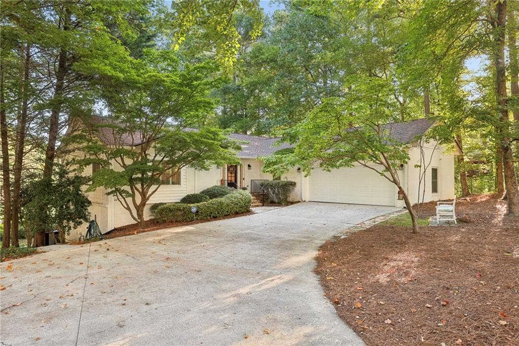 3 bedroom, 3 bathroom, 3,813 sq ft single family residence for sale at 2350 Roxburgh Drive, Roswell, GA 30076 — photo 3
