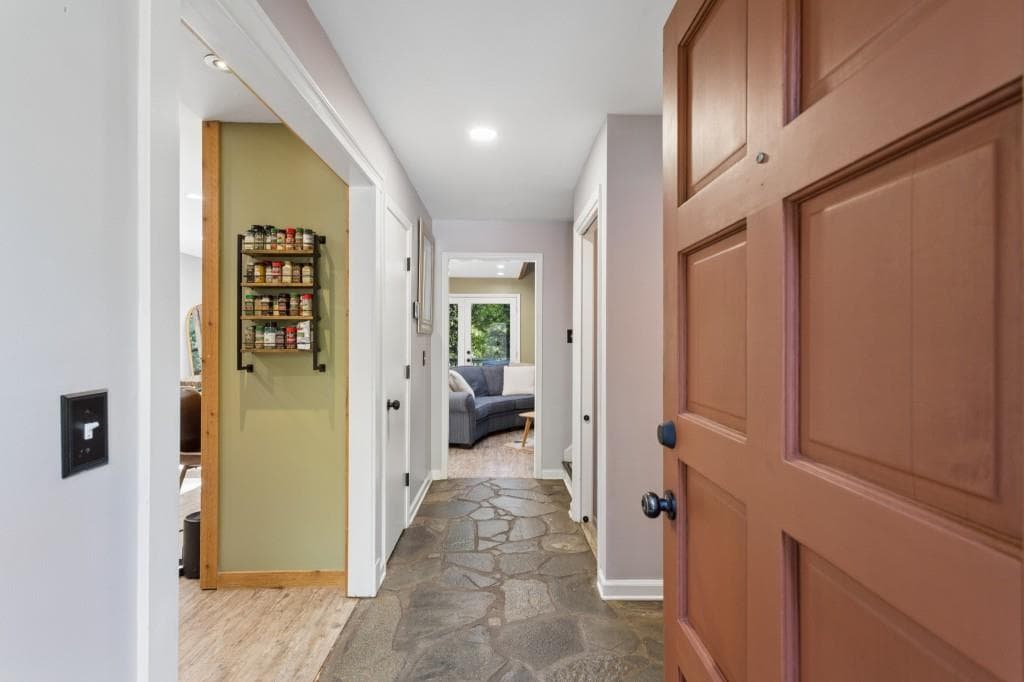 4 bedroom, 4 bathroom, 2,561 sq ft single family residence under contract at 326 W Claiborne Court, Marietta, GA 30066 — photo 3