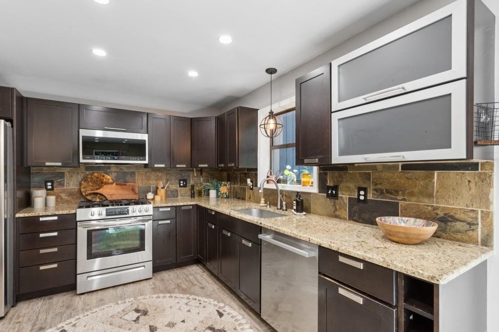 4 bedroom, 4 bathroom, 2,561 sq ft single family residence under contract at 326 W Claiborne Court, Marietta, GA 30066 — photo 6