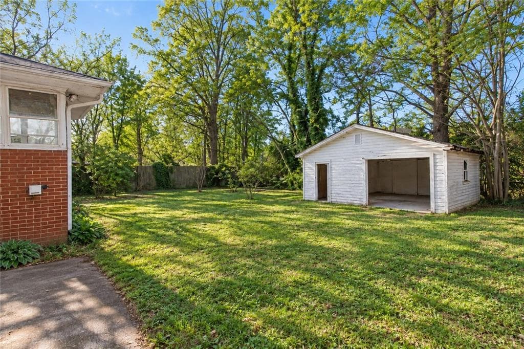 3 bedroom, 1 bathroom, 1,221 sq ft single family residence for sale at 154 Privette Road, Marietta, GA 30008 — photo 3