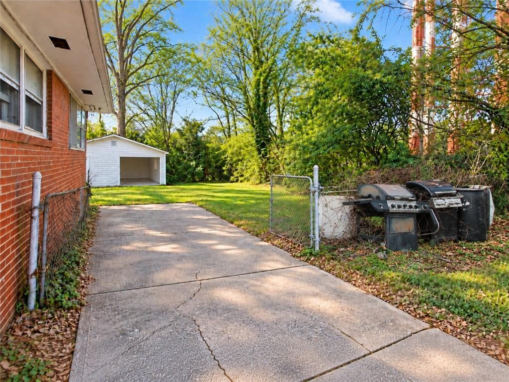 3 bedroom, 1 bathroom, 1,221 sq ft single family residence for sale at 154 Privette Road, Marietta, GA 30008 — photo 4