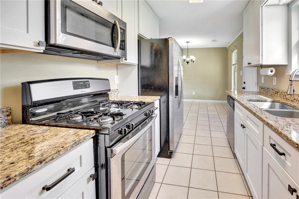 3 bedroom, 2 bathroom, 1,382 sq ft single family residence for sale at 797 S Laney Road, Locust Grove, GA 30248 — photo 5