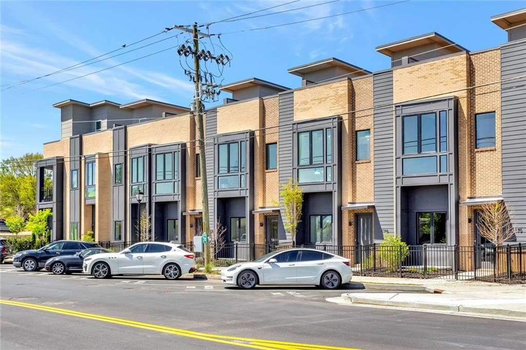3 bedroom, 4 bathroom, 2,200 sq ft townhouse for sale at 2170 Bristol Cove, Chamblee, GA 30341 — photo 2