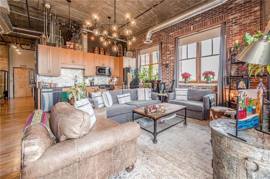 2 bedroom, 2 bathroom, 1,125 sq ft condominium for sale at 3235 Roswell Road 819, Atlanta, GA 30305