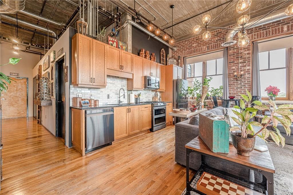 2 bedroom, 2 bathroom, 1,125 sq ft condominium for sale at 3235 Roswell Road 819, Atlanta, GA 30305 — photo 9