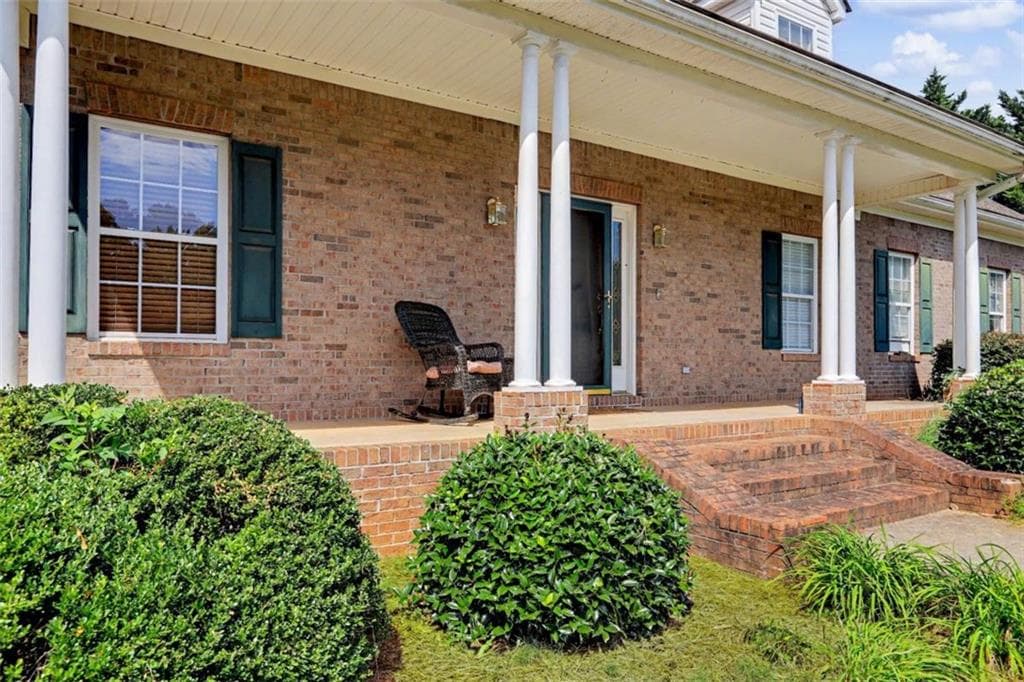 4 bedroom, 4 bathroom, 3,002 sq ft single family residence for sale at 1225 Bent Creek Drive, Mcdonough, GA 30252 — photo 4
