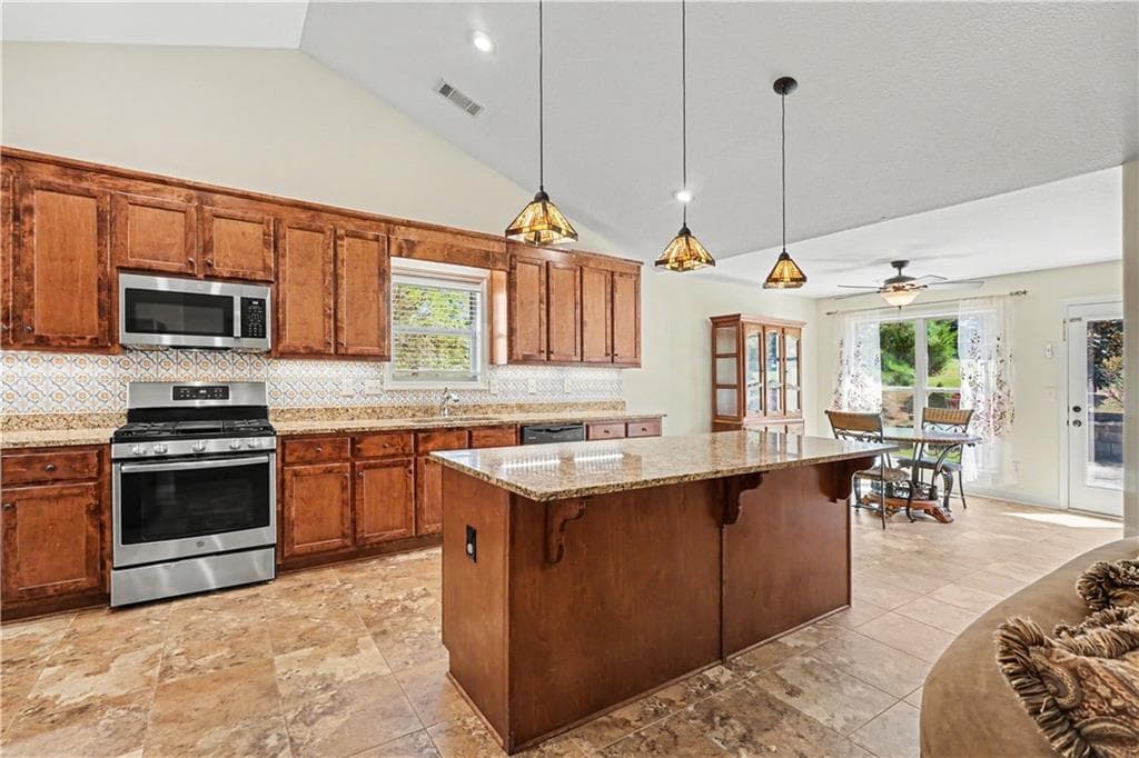 4 bedroom, 3 bathroom, 2,272 sq ft single family residence under contract at 810 Brandon Drive, Winder, GA 30680 — photo 8