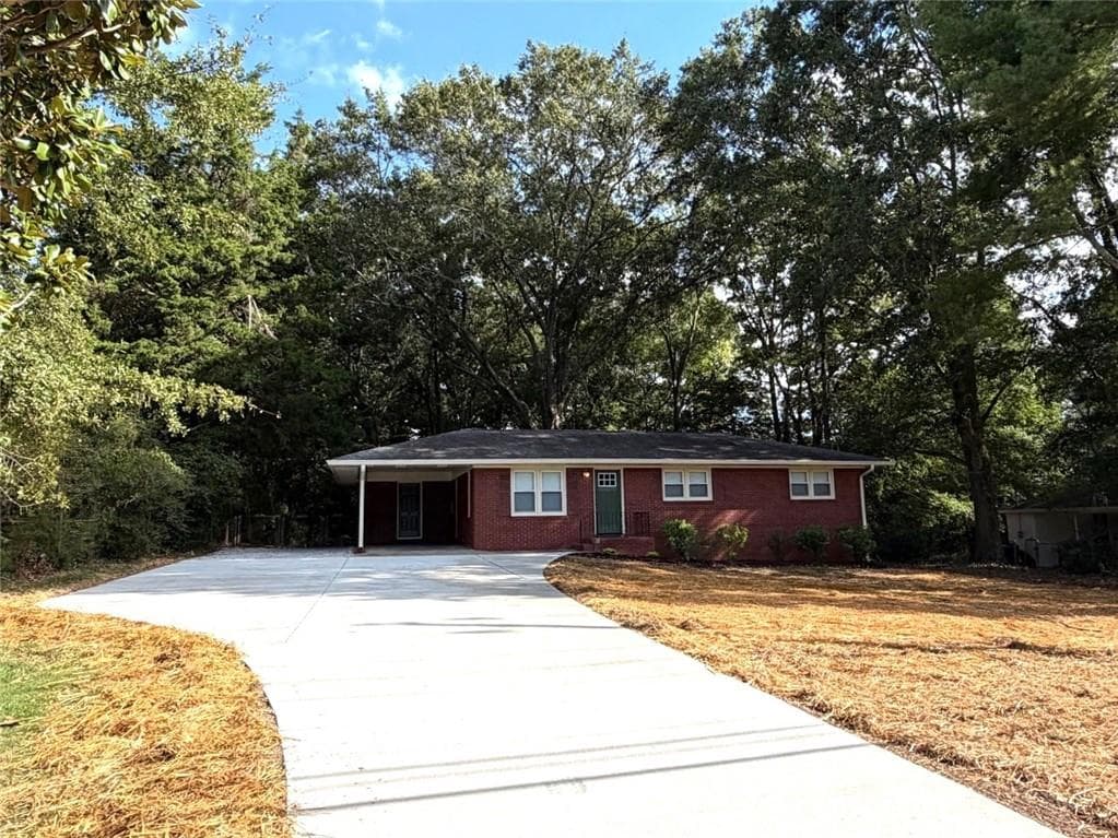3 bedroom, 2 bathroom, 1,125 sq ft single family residence under contract at 11601 Veterans Memorial Highway, Douglasville, GA 30134 — photo 2