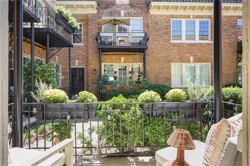 1 bedroom, 1 bathroom, 728 sq ft condominium for sale at 907 Piedmont Avenue 11, Atlanta, GA 30309 — photo 4
