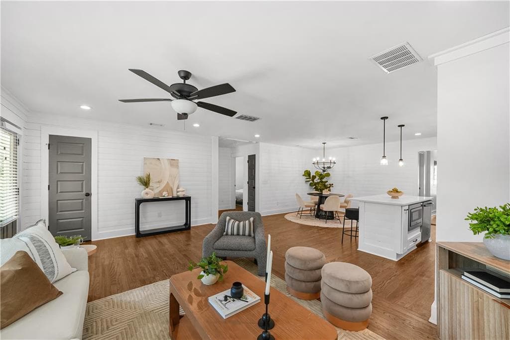 3 bedroom, 2 bathroom, 1,600 sq ft single family residence under contract at 811 Mclinden Avenue, Smyrna, GA 30080 — photo 3