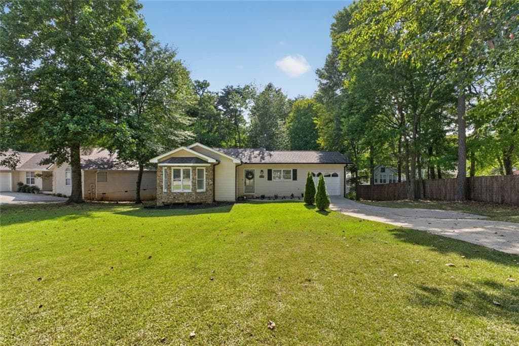 3 bedroom, 2 bathroom, 1,268 sq ft single family residence for sale at 938 Charleston Court, Gainesville, GA 30501 — photo 1 of 43
