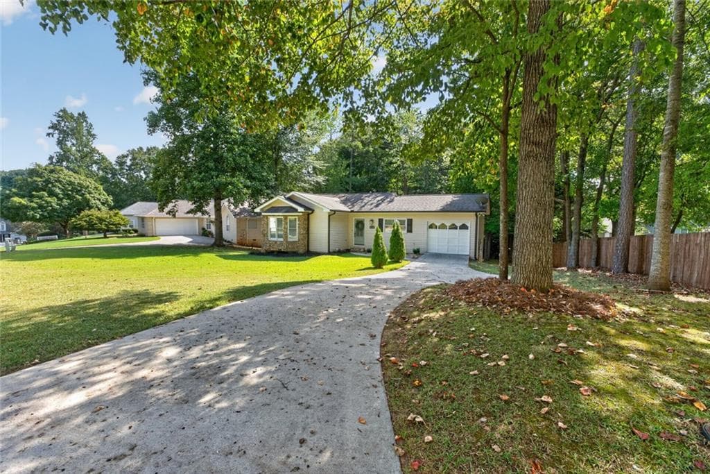 3 bedroom, 2 bathroom, 1,268 sq ft single family residence for sale at 938 Charleston Court, Gainesville, GA 30501 — photo 2
