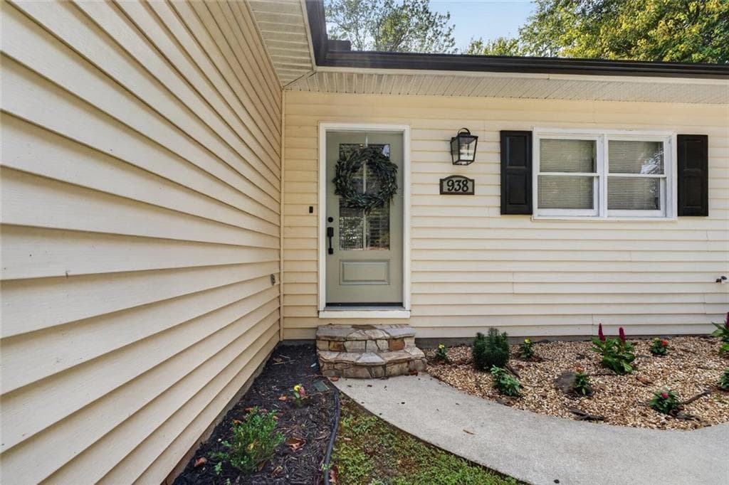 3 bedroom, 2 bathroom, 1,268 sq ft single family residence for sale at 938 Charleston Court, Gainesville, GA 30501 — photo 3