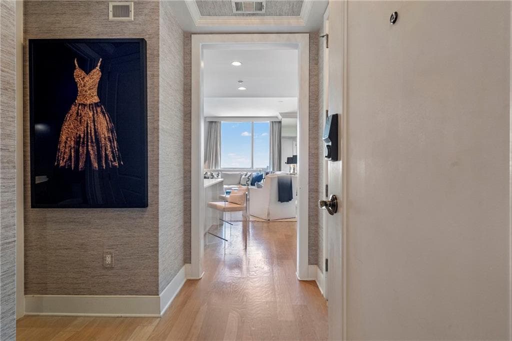 1 bedroom, 2 bathroom, 995 sq ft condominium for sale at 3630 Peachtree Road 2409, Atlanta, GA 30326 — photo 4